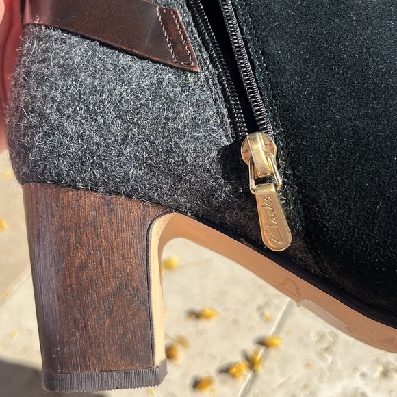 Clarks suede, leather and flannel zip-up booties. - Picture 9 of 10